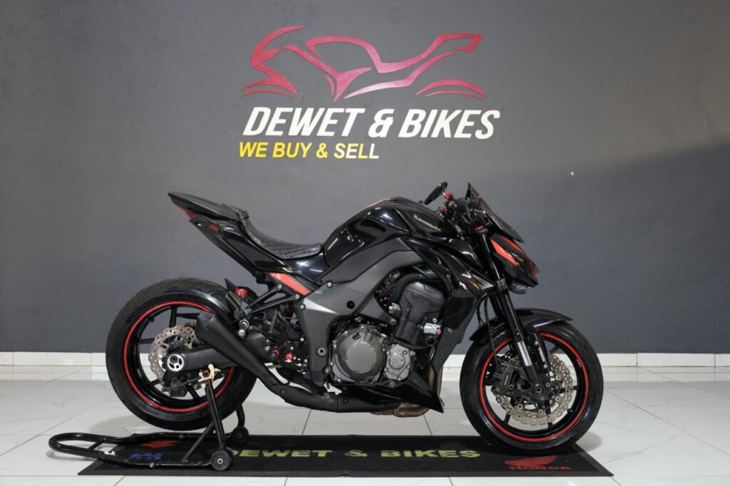 KAWASAKI Z1000 BLACK RED